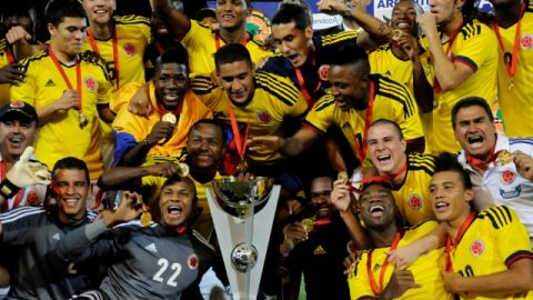 Los juveniles de Colombia celebran  en Mendoza, Argentina, la conquista del título Sub-20 de la Conmebol.