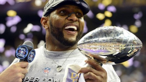 Ray Lewis se despidió este domingo como jugador profesional, con dos títulos