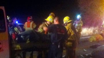 Personal de emergencia asiste a las víctimas de un accidente que involucró a un autobús turístico  a unas 80 millas de LA.