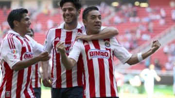 Fabián de la Mora (der.) celebra con  Rafael Lugo (centro) y Jesús Sán- chez tras anotar el 1-0 al San Luis, ayer en el Estadio Omnilife.