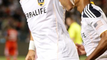 El veterano delantero Juan Pablo Angel marcó un gol en el triunfo de Nacional por 3-0 sobre Huila en la primera jornada del torneo Apertura en  Colombia.