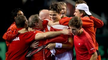 Los canadienses celebran el triunfo con el que amarraron la serie ante España, actual subcampeón del torneo.