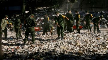 Soldados buscan entre los escombros, después de una explosión en un edificio adyacente a la torre ejecutiva de la estatal petrolera de México,  el 31 de enero.