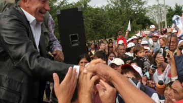 Fotografía de archivo del 18 de abril de 2008 que muestra al candidato presidencial Lino Oviedo saludando a sus seguidores durante las elecciones.