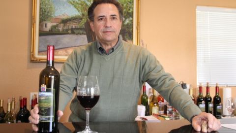 EFE/EUA CARIBE SHM20 - AGUA DULCE (CA, EEUU), 04/02/2013.- Roberto Reyes, propietario de la bodega Reyes Winery posa con una botella de su producción el viernes 1 de febrero 2013, en la zona rural de Agua Dulce, California. Reyes heredó la pasión por hacer vino artesanal de una tía en República Dominicana y hoy, en el condado de Los Ángeles, produce bebidas de calidad a partir de viñedos sembrados por él en una finca adquirida con gran esfuerzo. Reyes explicó que su idea de preparar vino tenía el objetivo de seguir la tradición de hacer vinos caseros para la familia y amigos, pero debido a que el terreno que compró era grande decidió sembrar 15 acres de viñedo con 15.0000 cepas de las variedades cabernet, chardonnay, merlot, muscat y syrah. EFE/Iván mejía