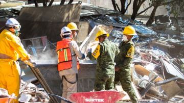 Centenares de personas del Ejército, Marina, Protección Civil y trabajadores de Pemex continúan con la remoción de escombros y material de construcción destruido en los tres pisos afectados.