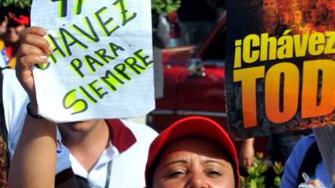 Un grupo de venezolanos residentes en Cuba y miembros de diferentes misiones que se encuentran en la isla, acompañados por cubanos, participan en un acto de apoyo a Hugo Chávez.