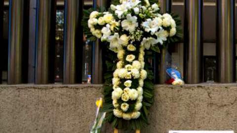 Cerca del edificio B2 de Pemex se pueden ver flores y recordatorios en memoria de las víctimas de la tragedia.