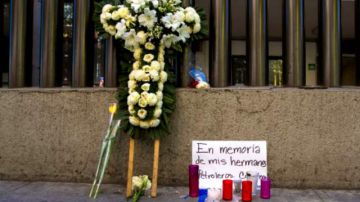 Cerca del edificio B2 de Pemex se pueden ver flores y recordatorios en memoria de las víctimas de la tragedia.