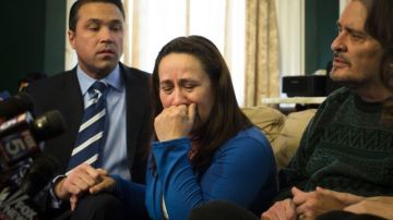 Betzaida Jiménez, madre de Saraí Sierra, no puede evitar el llanto durante una conferencia de prensa que se ofreció hoy para informar que desean el pronto traslado del cuerpo de la joven madre a Staten Island.