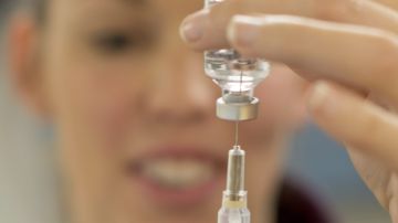 La Administración de Medicamentos y Alimentos (FDA) acaba de aprobar un tipo de vacuna nuevo contra la influenza.