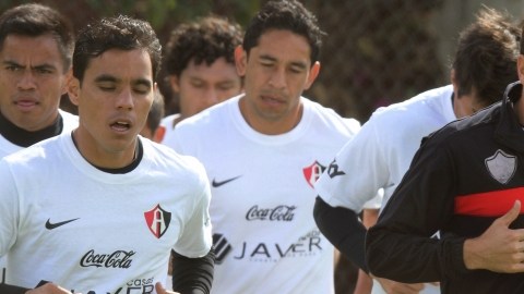 Leandro Cufré (de negro), aquí trotando con el goleador Omar Bravo en la práctica, confía en que los Zorros lograrán la permanencia.
