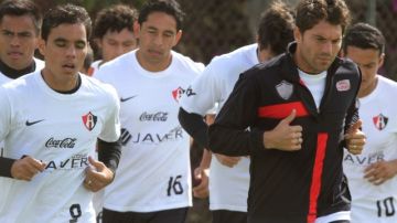 Leandro Cufré (de negro), aquí trotando con el goleador Omar Bravo en la práctica, confía en que los Zorros lograrán la permanencia.