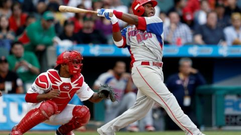 Reynaldo Navarro conecta el tablazo que dio la victoria a Puerto Rico sobre República Dominicana en la Serie del Caribe. Los Criollos consiguieron su primer triunfo.