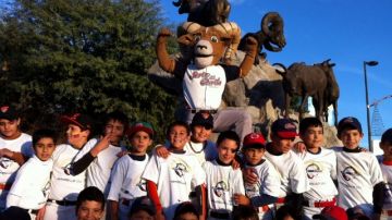 Niños mexicanos comparte con la mascota Walo que ha sido un verdadero suceso en la Serie del Caribe en Hermosillo.
