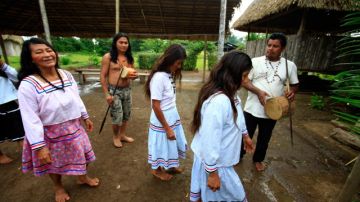Para la comunidad Sani Isla en la Amazonía ecuatoriana, abrir la puerta al crudo significaría mejor educación y más ingresos, y sin embargo ha dicho no a los pozos una disyuntiva que deberán afrontar en las próximas eleciones de este mes.