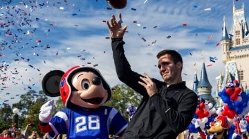 El quarterback de los Ravens, Joe Flacco, el Más Valioso del Super Bowl, estuvo con el reconocido personaje de Disney Mickey Mouse en el tradicional recorrido que se realiza el día después del juego en el parque de atracciones en Florida.