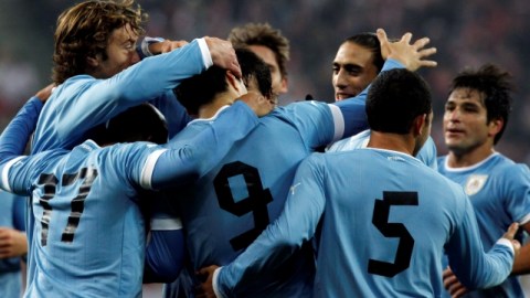 El goleador Luis Suárez (9) encabezará la delantera uruguaya en su partido amistoso de mañana ante la 'Furia Roja'.
