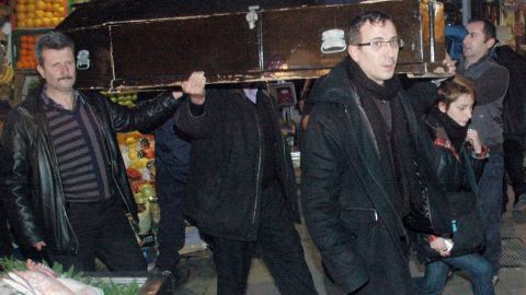 En Estambul, el cuerpo de Saraí Sierra fue cargado por ciudadanos que lamentaron lo ocurrido.