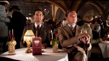 Tobey Maguire y Leonardo DiCaprio en 'The Great Gatsby'. Vestuario  diseñado por Prada.