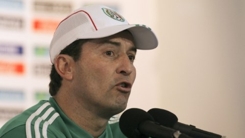 José Manuel de la Torre, timonel del Tricolor, en su charla con la prensa, ayer, antes de encarar a los caribeños en el Estadio Azteca.