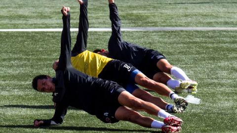 Bien coordinados, los jugadores de Xolos de Tijuana realizan ejercicios de calentamiento previos a su práctica de ayer.