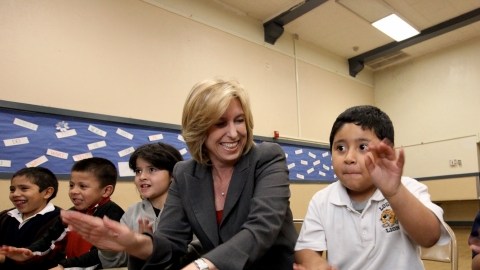 La candidata a la alcaldía de Los Ángeles, Wendy Greuel, convivió con decenas de  niños en escuela Logan de Echo Park.