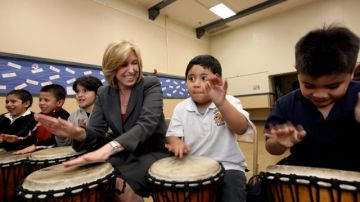La candidata a la alcaldía de Los Ángeles, Wendy Greuel, convivió con decenas de  niños en escuela Logan de Echo Park.
