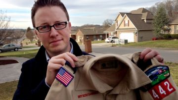 Wes Comer muestra el uniforme de  Boy Scout de su hijo, Isaiah. Él y su familia están en contra de admitir gays en la organización.