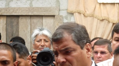El presidente de Ecuador y candidato a la reelección, Rafael Correa (c), visitó ayer, una funeraria en Quininde donde es velado un seguidor suyo, asesinado el lunes por un hombre con problemas mentales y antecedentes penales.