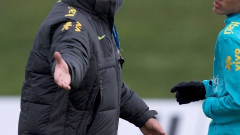 El entrenador Luiz Felipe Scolari da instrucciones al astro brasileño Neymar camino al partido frente a Inglaterra.