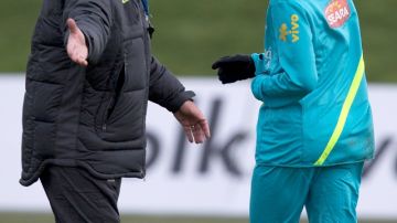 El entrenador Luiz Felipe Scolari da instrucciones al astro brasileño Neymar camino al partido frente a Inglaterra.