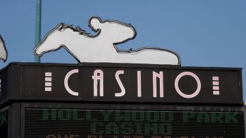El dueño del Hollywood Inglewood Park Casino planea despedir a los 600 empleados del casino el próximo mes.