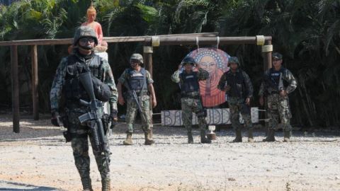 Agentes mexicanos realizan un operativo en la zona contigua al sitio donde ciudadanas españolas fueron violadas por varios desconocidos armados en Acapulco.
