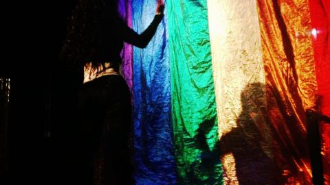 'Mitzi' baila con su sombra en 'Esta Noche' de San Francisco.