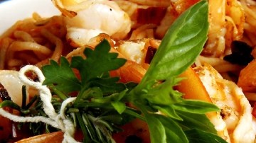 Pasta pomodoro y camarones: el bouquet  debe ser  de hierbas; la sal, pimienta y ajo son ingredientes extras en la cocción.