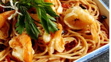 Pasta pomodoro y camarones: el bouquet  debe ser  de hierbas; la sal, pimienta y ajo son ingredientes extras en la cocción.