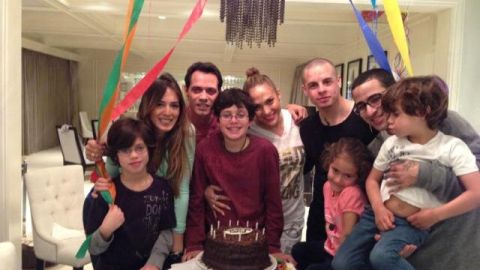 Desde la izquierda, Ryan Muñiz Torres, Shannon de Lima, Marc Anthony, Cristian, Jennifer López, Casper Smart, los gemelos Emme y Max junto al hermano de la hija mayor del salsero, Chase.
