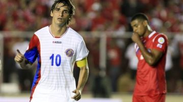 El capitán Bryan Ruiz (10) celebra la anotación que dio el empate ayer a Costa Rica en el candente partido disputado ante Panamá.