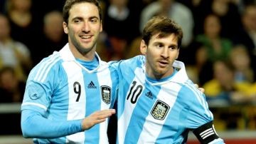 Gonzalo Higuaín (9) recibe la felicitación de  Messi, después de anotar el tercer gol  Argentina   en el estadio  Nya Ullevi de Gothenburg,  Suecia.