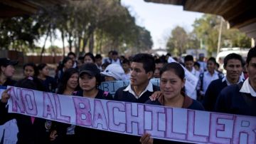 Varios estudiantes sostienen una manta con el mensaje "No al Bachiller", durante una marcha  ayer de cientos de personas hacia el Congreso de la República de Guatemala, en la capital del país, para protestar contra las reformas a la educación.