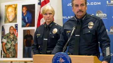 El jefe del Departamento de la Policía de Los Ángeles Charlie Beck dijo que el sospechoso tiene varias armas incluyendo un rifle de asalto.