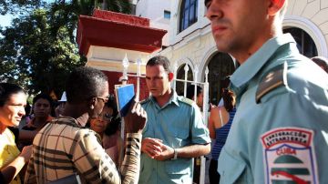 Grupo opositor local denuncian que gobierno de Cuba impide viajar a varios disidentes.