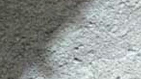 Foto proporcionada por la NASA, donde se ve al vehículo Curiosity perforando una roca marciana.