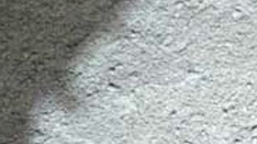 Foto proporcionada por la NASA, donde se ve al vehículo Curiosity perforando una roca marciana.