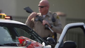 Flores sobre un vehículo policial cerca de la zona donde se produjo un tiroteo en Riverside, California, en el cual resultó muerto un oficial y herido otro.