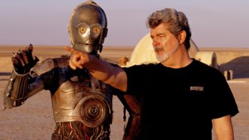 George Lucas  y C3PO durante el rodaje de  'Star Wars: A New Hope', en 1976.