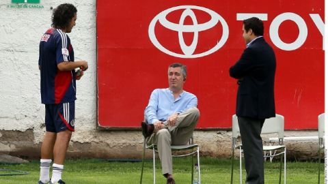 Jorge Vergara platica  con el defensa del Rebaño, Héctor Reynoso, durante un receso del entrenamiento  de ayer.
