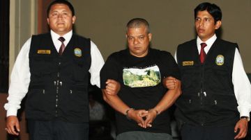 Integrantes de la Policía Nacional del Perú (PNP) presentan aJacinto Nicolás Fuentes Germán (c) alias "LEO", en la sede de la Dirección Contra el Terrorismo.
