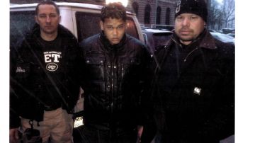 Aunque Jonathan Soto Bonilla, alias “787” (al centro), voló a El Bronx, las autoridades lograron dar con su paradero.